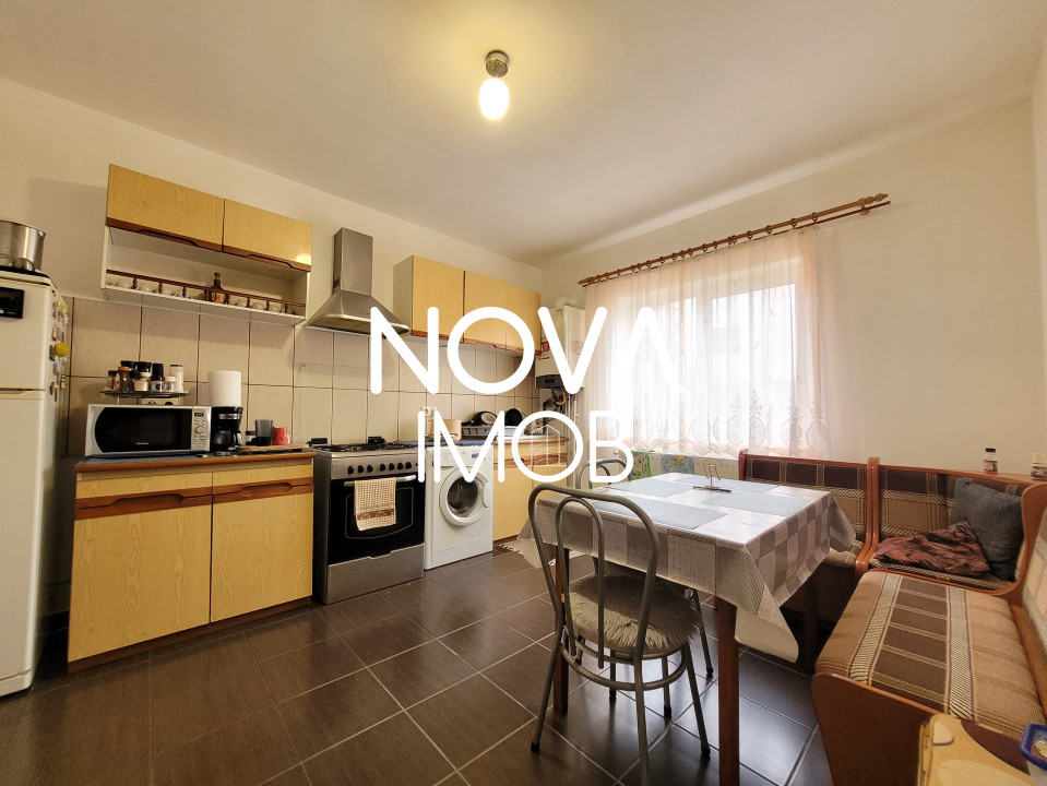 Casa tip duplex cu garaj si deschidere la 2 strazi