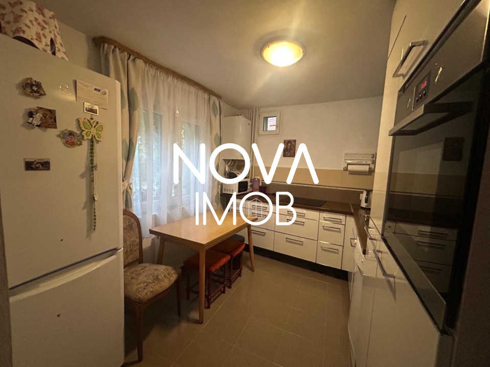 Casa de vanzare 200 mp cu spatiu comercial la parter, strada Lunga