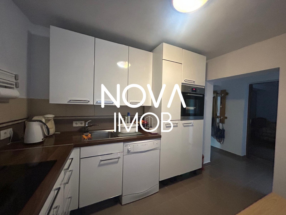 Casa de vanzare 200 mp cu spatiu comercial la parter, strada Lunga