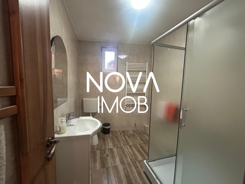 Casa de vanzare 200 mp cu spatiu comercial la parter, strada Lunga