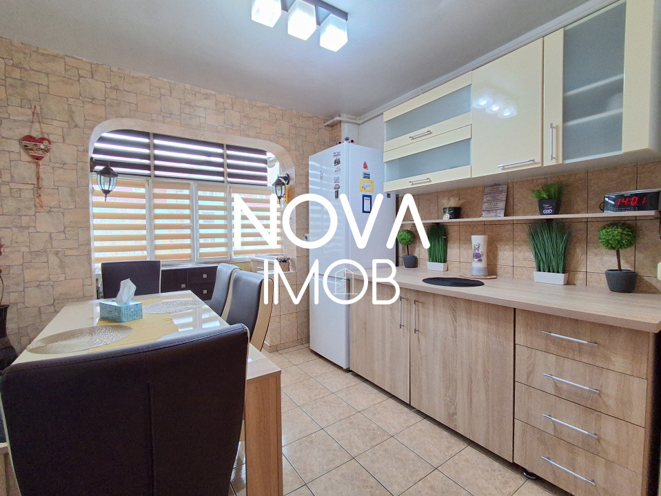 Apartament de inchiriat 3 camere etajul 4, cu lift,  Zona Vasile Aaron 