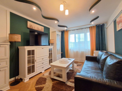 Apartament de inchiriat 3 camere etajul 4, cu lift,  Zona Vasile Aaron 