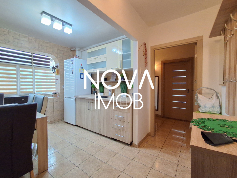 Apartament de inchiriat 3 camere etajul 4, cu lift,  Zona Vasile Aaron 