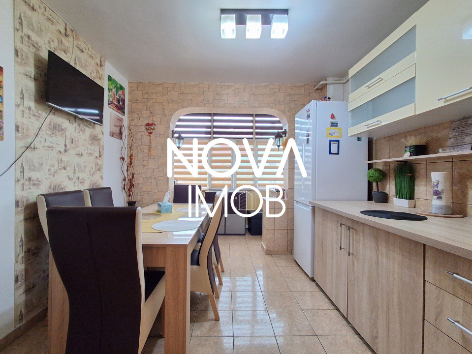 Apartament de inchiriat 3 camere etajul 4, cu lift,  Zona Vasile Aaron 