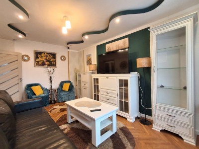 Apartament de inchiriat 3 camere etajul 4, cu lift,  Zona Vasile Aaron 