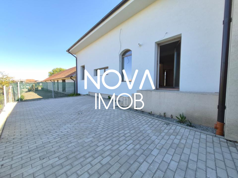 Casa generoasa cu 7 camere, 3 bai, dressing si parcare – Sura Mica