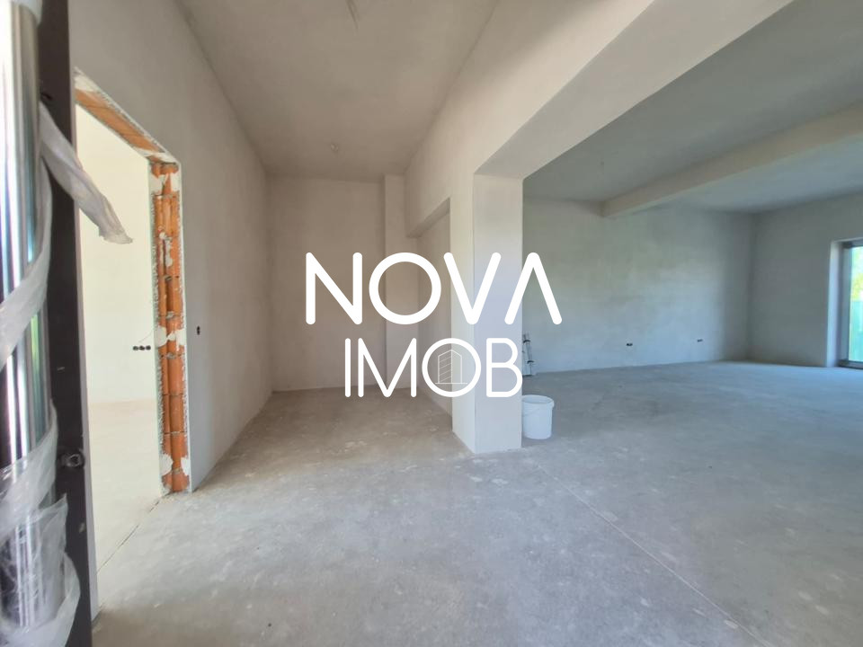 Casa generoasa cu 7 camere, 3 bai, dressing si parcare – Sura Mica
