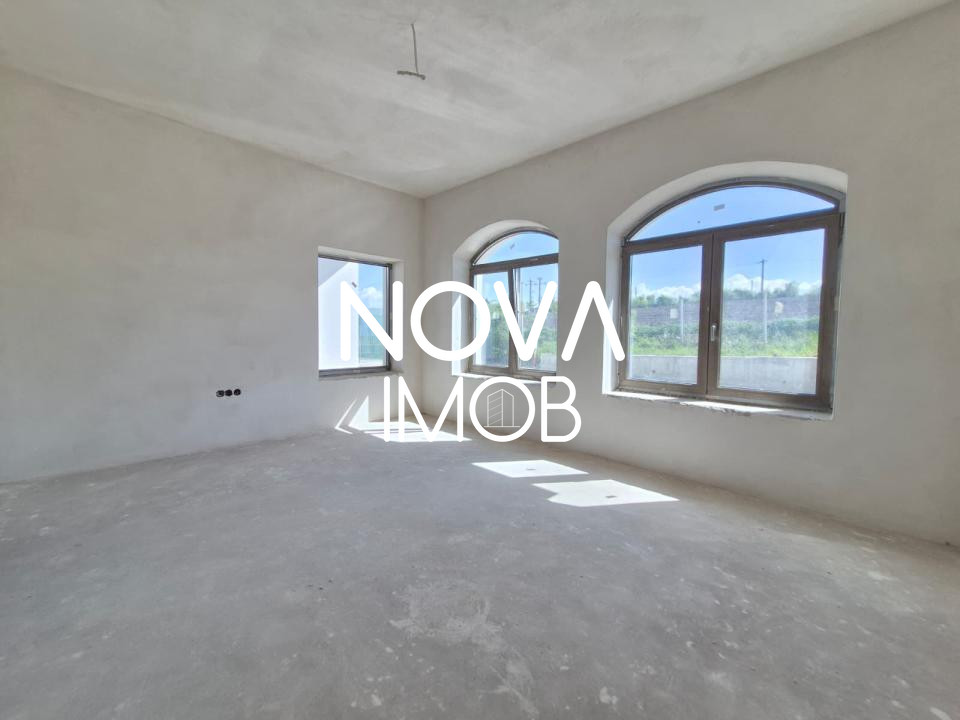 Casa generoasa cu 7 camere, 3 bai, dressing si parcare – Sura Mica