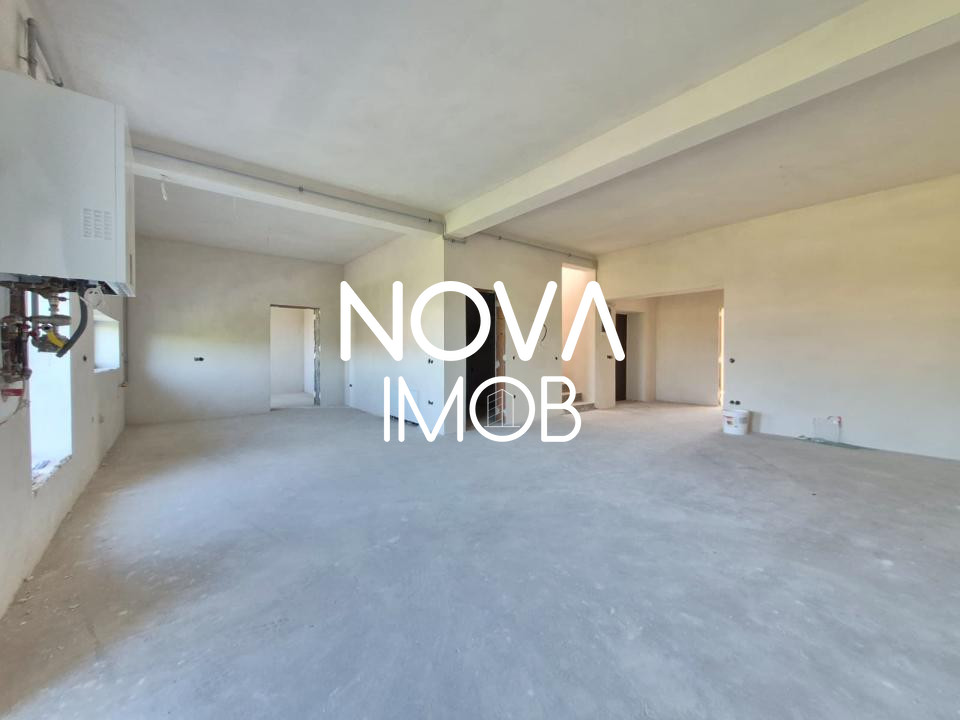 Casa generoasa cu 7 camere, 3 bai, dressing si parcare – Sura Mica