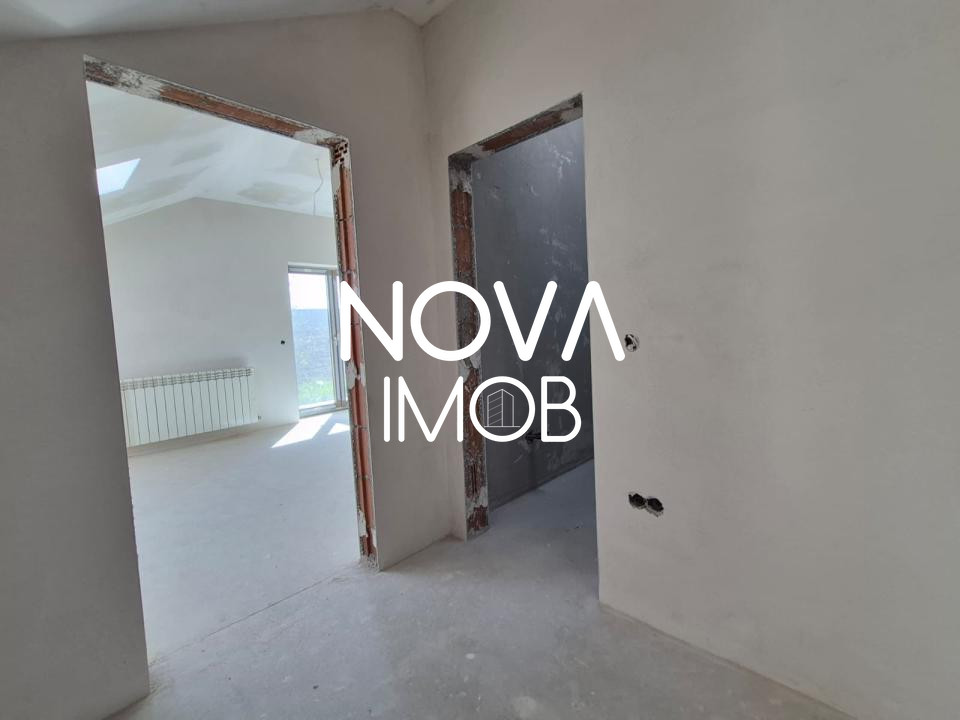 Casa generoasa cu 7 camere, 3 bai, dressing si parcare – Sura Mica