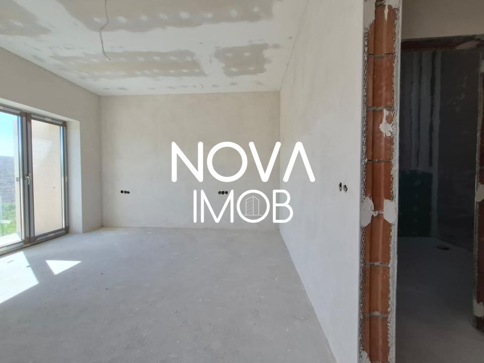 Casa generoasa cu 7 camere, 3 bai, dressing si parcare – Sura Mica
