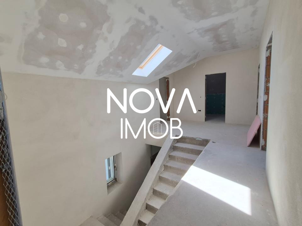 Casa generoasa cu 7 camere, 3 bai, dressing si parcare – Sura Mica