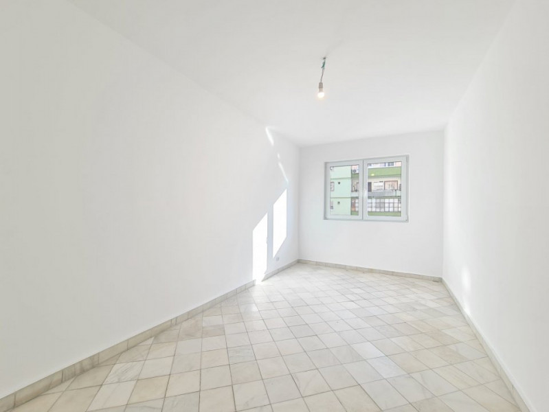 Apartament 4 camere, decomandat,  Zona Vasile Aaron - Str. Iezer