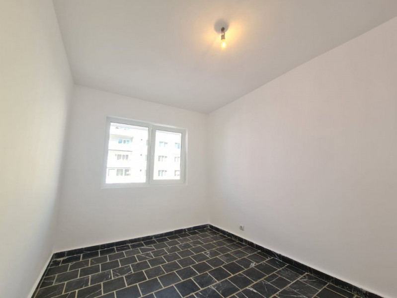 Apartament 4 camere, decomandat,  Zona Vasile Aaron - Str. Iezer