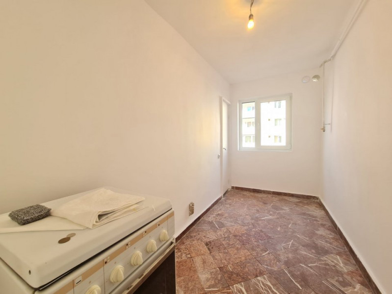 Apartament 4 camere, decomandat,  Zona Vasile Aaron - Str. Iezer