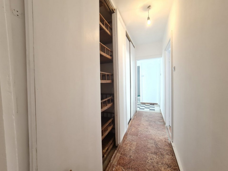 Apartament 4 camere, decomandat,  Zona Vasile Aaron - Str. Iezer