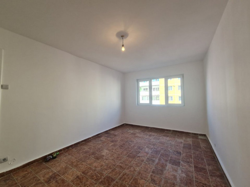 Apartament 4 camere, decomandat,  Zona Vasile Aaron - Str. Iezer