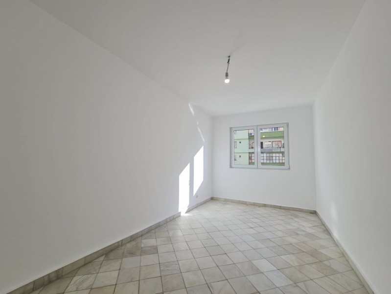 Apartament 4 camere, decomandat,  Zona Vasile Aaron - Str. Iezer